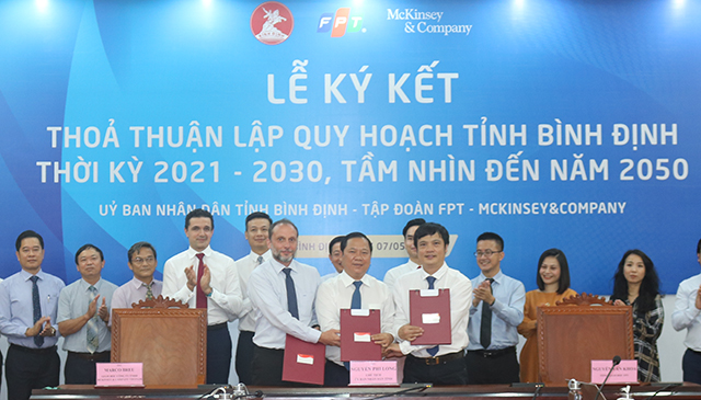 ký-kết-hợp-tác-chuyển-đổi-số-fpt-tỉnh-bình-định